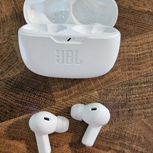 JBL Vibe Beam White Wireless Earbuds with Charging Case